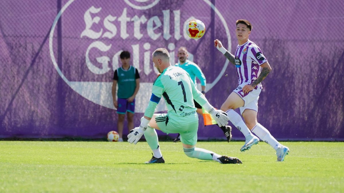 Carvajal pica el balón para marcar el primer gol del Promesas al Langreo, el pasado domingo.