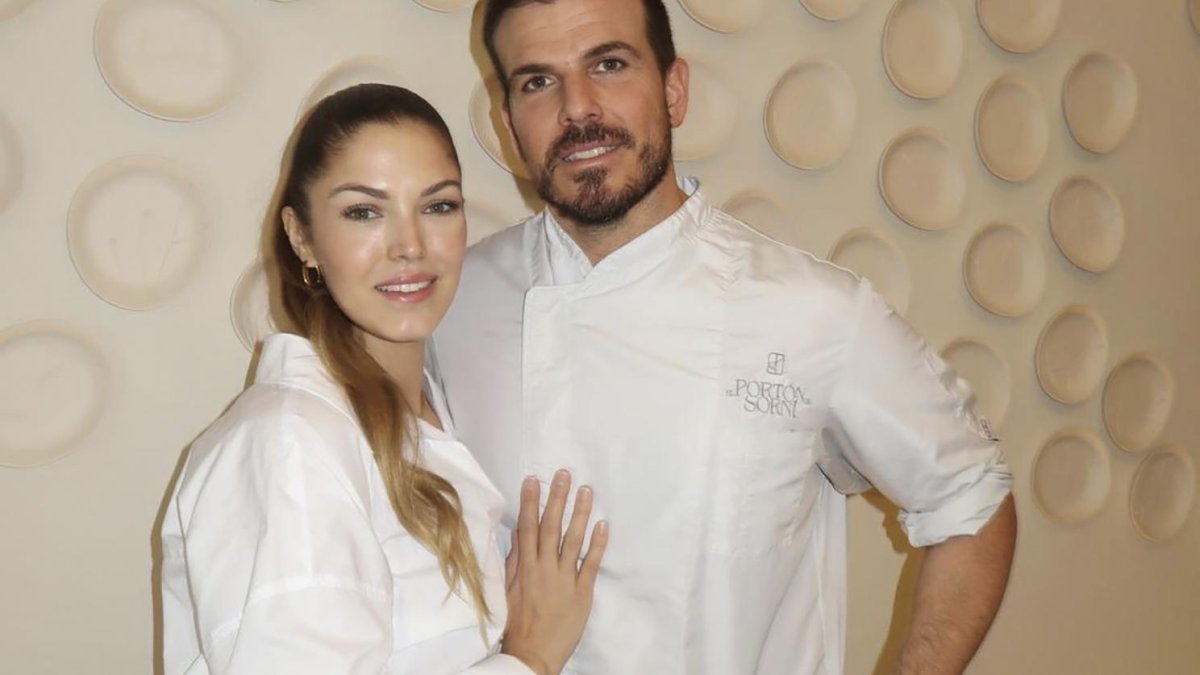 El cocinero abulense Jorge de la Vega junto a Lorena, su pareja, en el restaurante de arroces y cocina de mercado