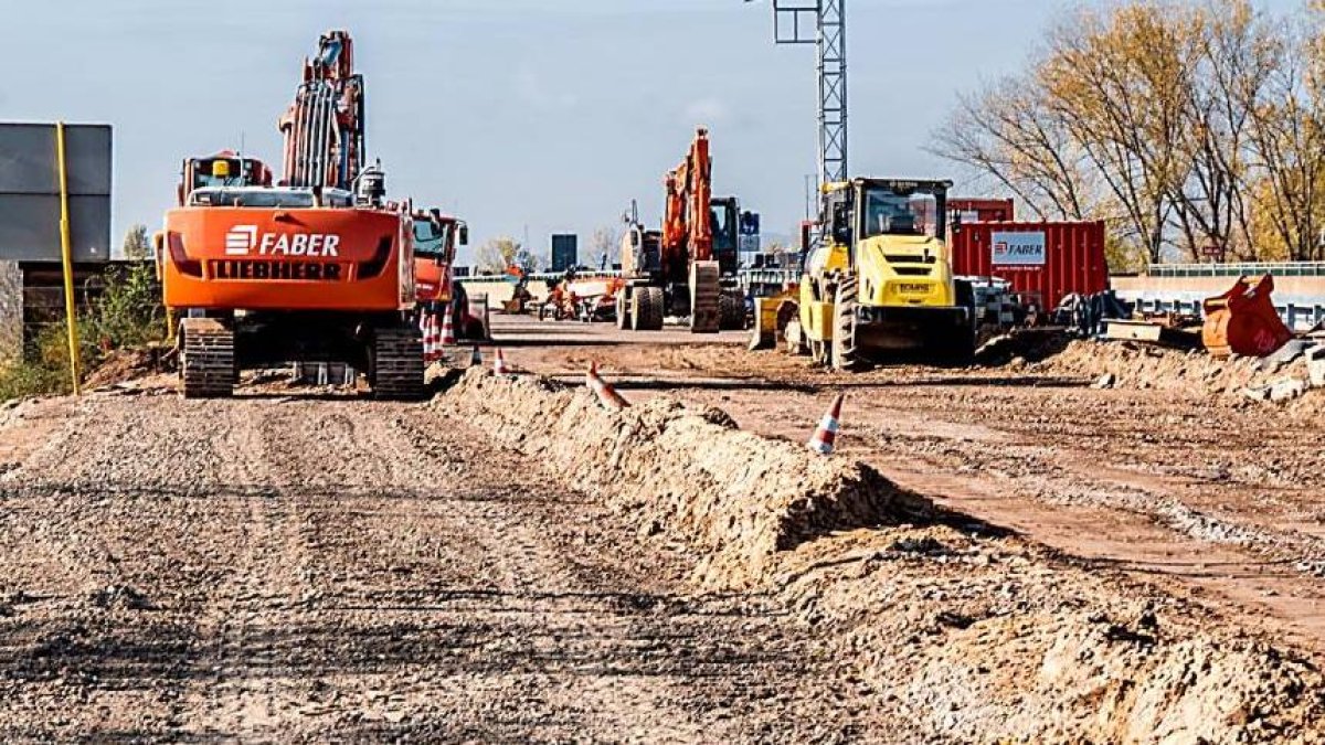 Movimiento de tierras con maquinaria pesada en una autovía en obras.