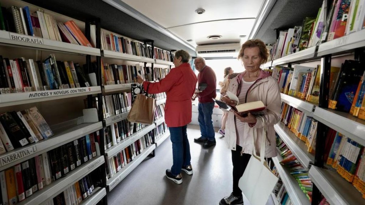 Los vecinos mayores de rueda suben al bibliobús en busca de sus libros y autores favoritos