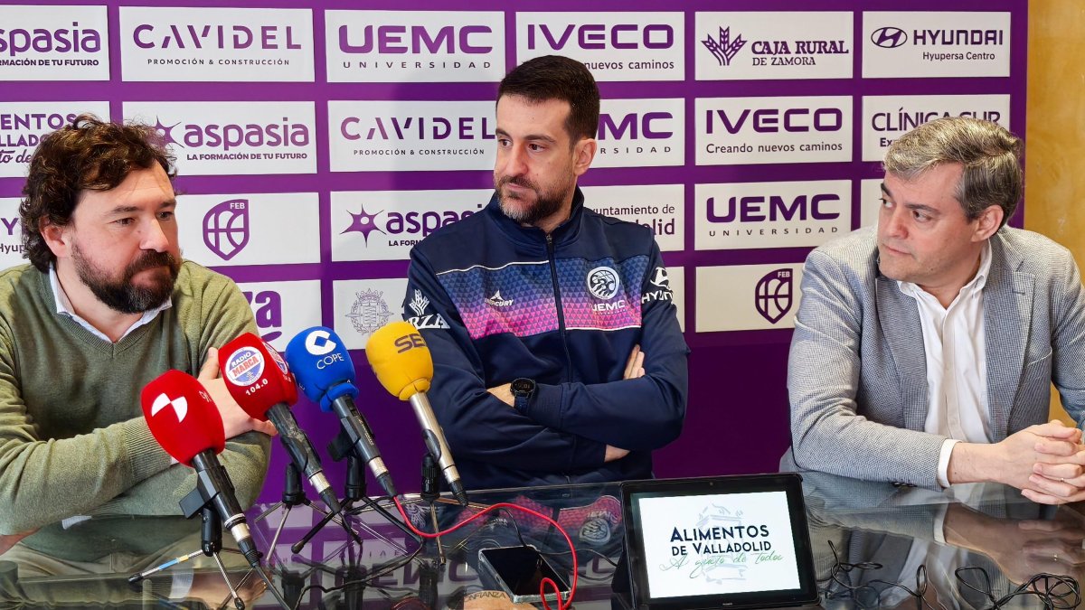 Mario Villa, David Barrio y Lorenzo Alonso Nistal, en la presentación del acuerdo de colaboración entre Club y Cavidel.