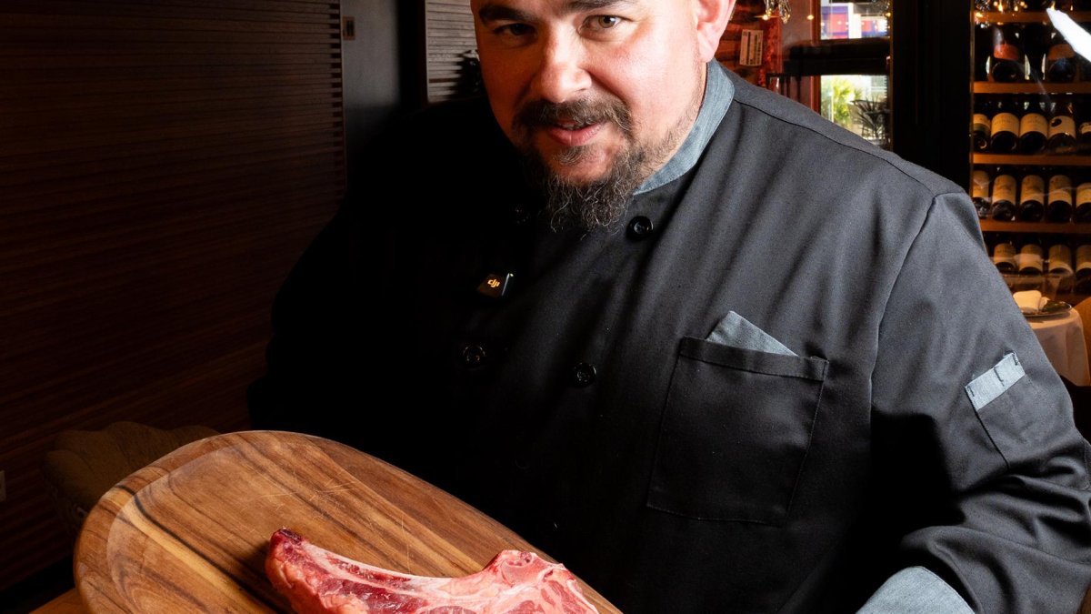 Sergio Aguilar , ‘Pachilla’, Jefe de Cocina, con un chuletón de carne premium.
