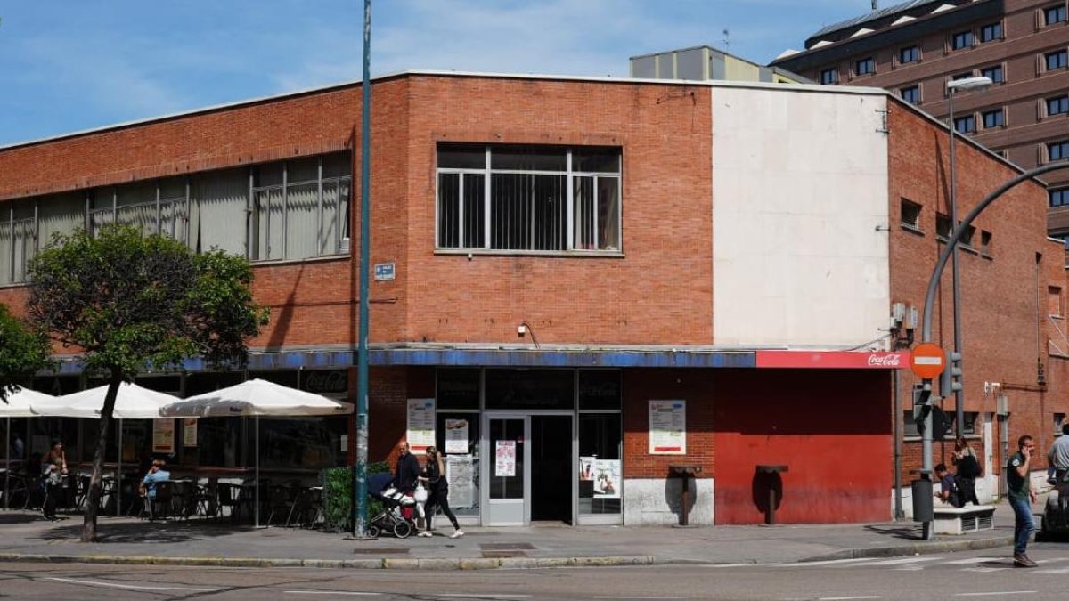El restaurante de la estación de buses de Valladolid sin el rótulo de 'Bus Stop'