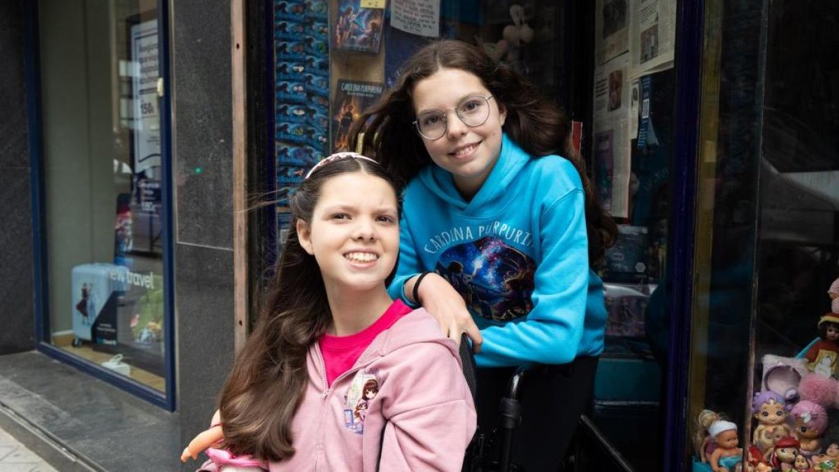 Carolina e Isabel en la nueva sede de la ‘Asociación Amigos de Carolina Purpurina’