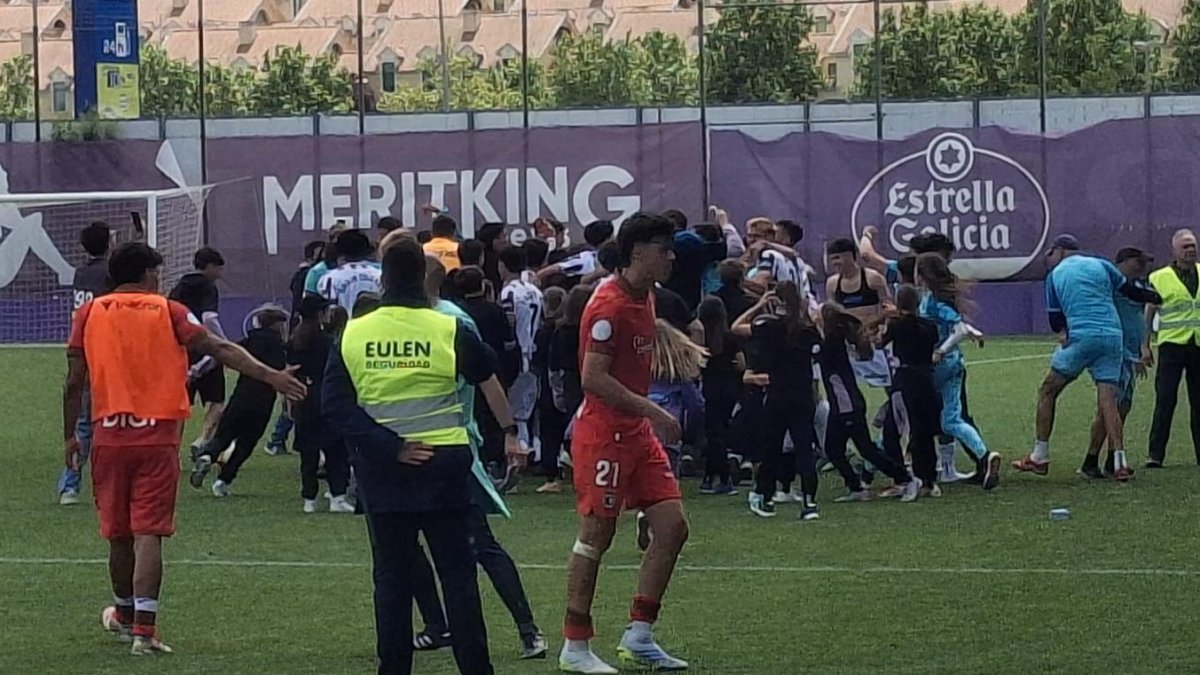 Plantilla, cuerpo técnico y trabajadores del Promesas celebran la permanencia.