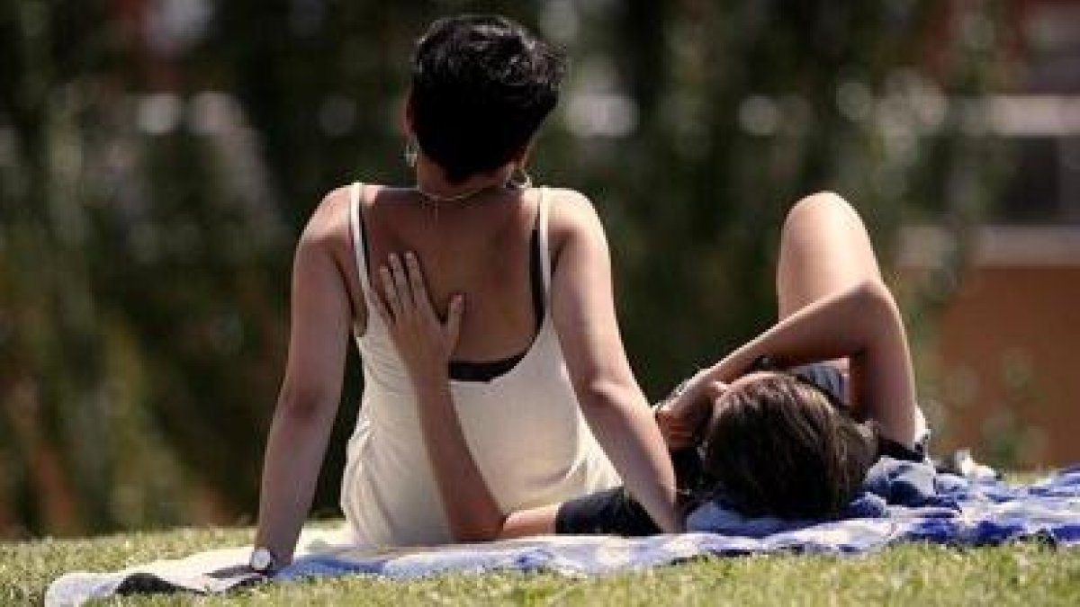 Una pareja descansando al sol