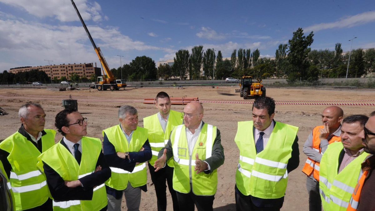 Carnero visita las obras del estacionamiento para vehículos pesados en el polígono San Cristóbal.