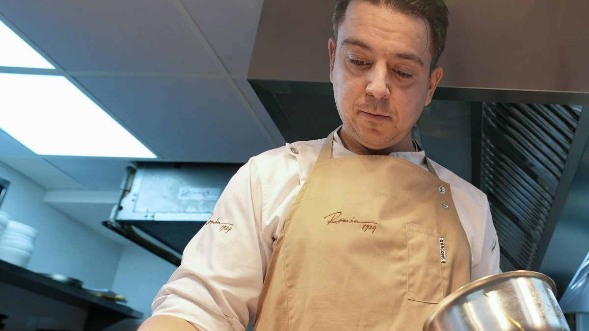 Rodrigo Herrero, chef y propietario, prepara uno de los platos del menú.
