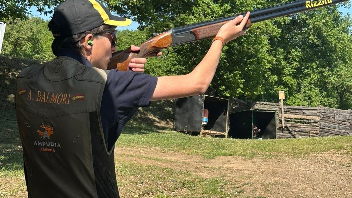 Alfonso Balmori disparando en uno de sus campeonatos.