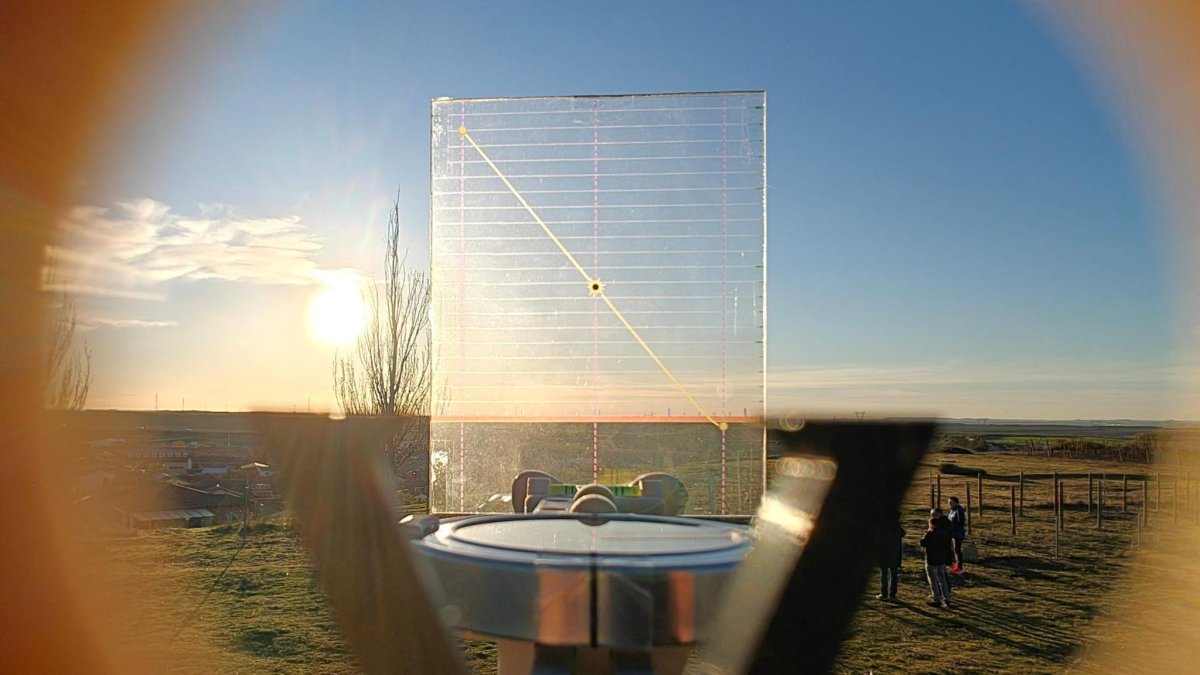 El 'eclipsometro' mientras mide la perspectiva de una zona para el eclipse en Rueda.