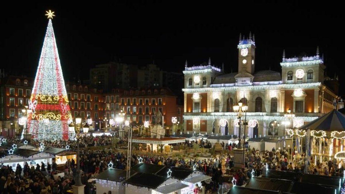 Iluminación navideña en la Plaza Mayor de Valladolid en una imagen de archivo.