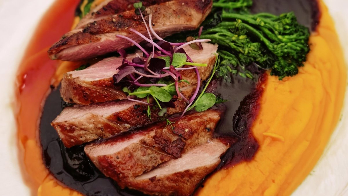Solomillo de cerdo en su salsa con cremoso de boniato