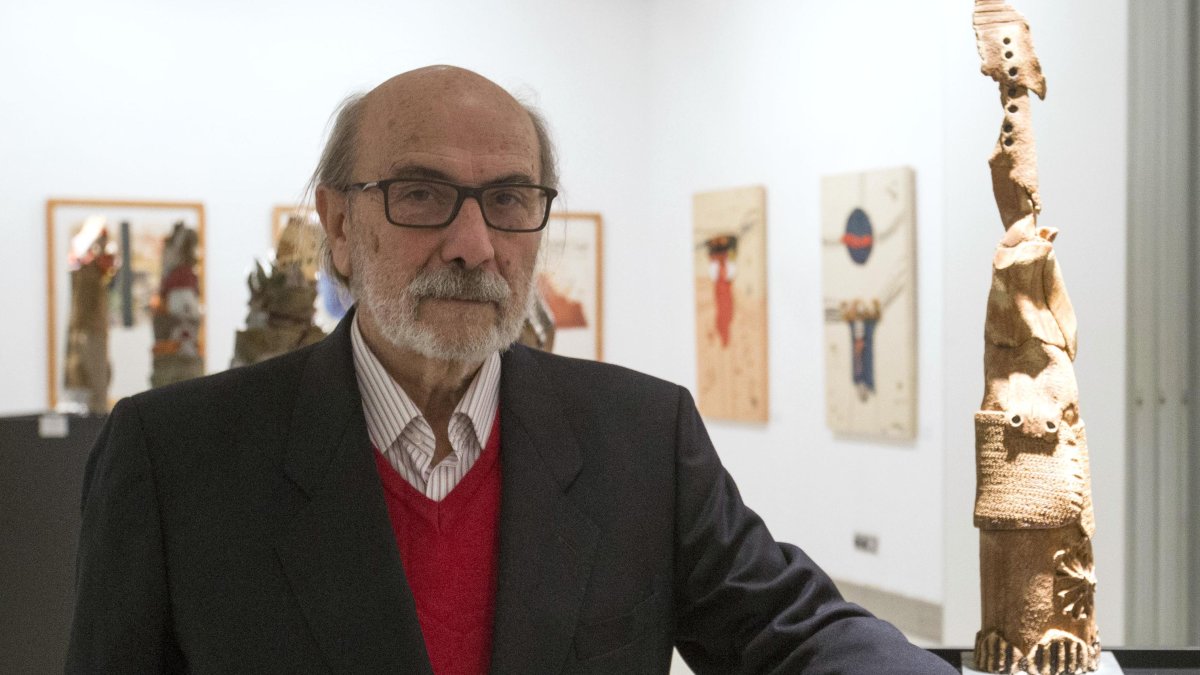 El artista Andrés Coello en la inauguración de una exposición