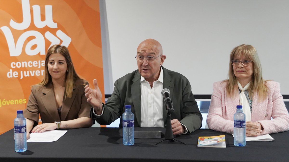 Jesús Julio Carnero en la presentación del balance anual del V Plan Municipal de Juventud 2025-2028.