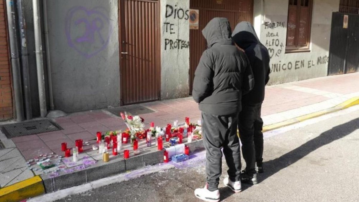 Homenaje con velas y flores a Juan Esteban Rubio que se encontraba en la calle de la Democracia, donde tuvo lugar el crimen.