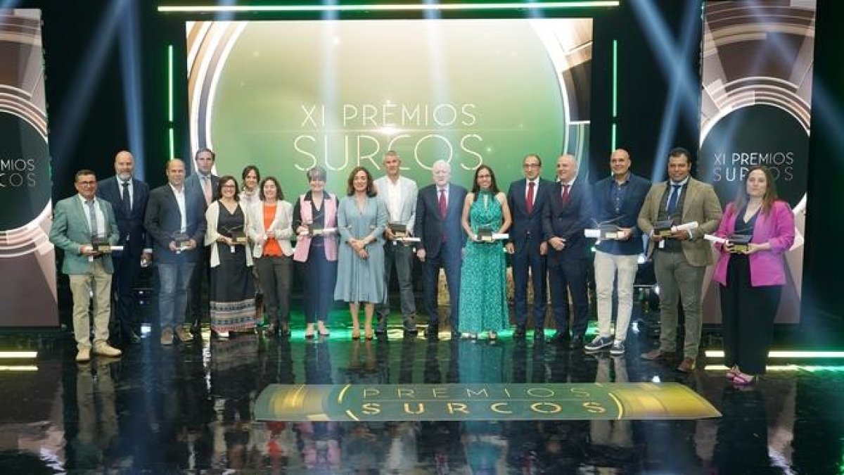 Foto de Familia de autoridades y galardonados en la XI edición de los Premios Surcos.