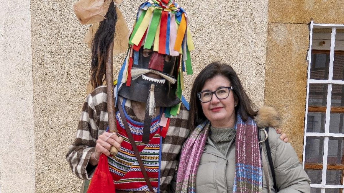La profesora de Antropología Social y directora de la Cátedra de Estudios sobre la Tradición de la UVa, Pilar Panero, junto al Zangarrón de Sanzoles el pasado mes de diciembre