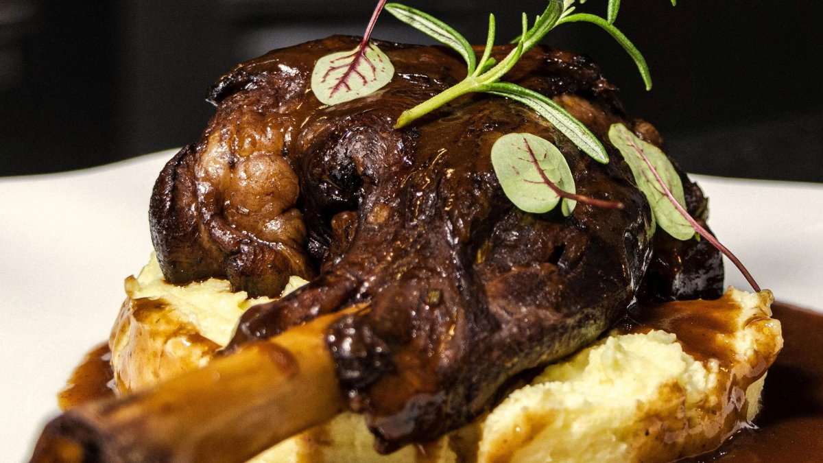 FOTO JARRETE DE TERNERA CON SUS JUGOS Y CREMOSO TRUFADO DE PATATA