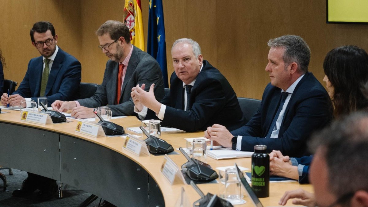 El ministro Jordi Hereu en la negociación del convenio colectivo de Renault
