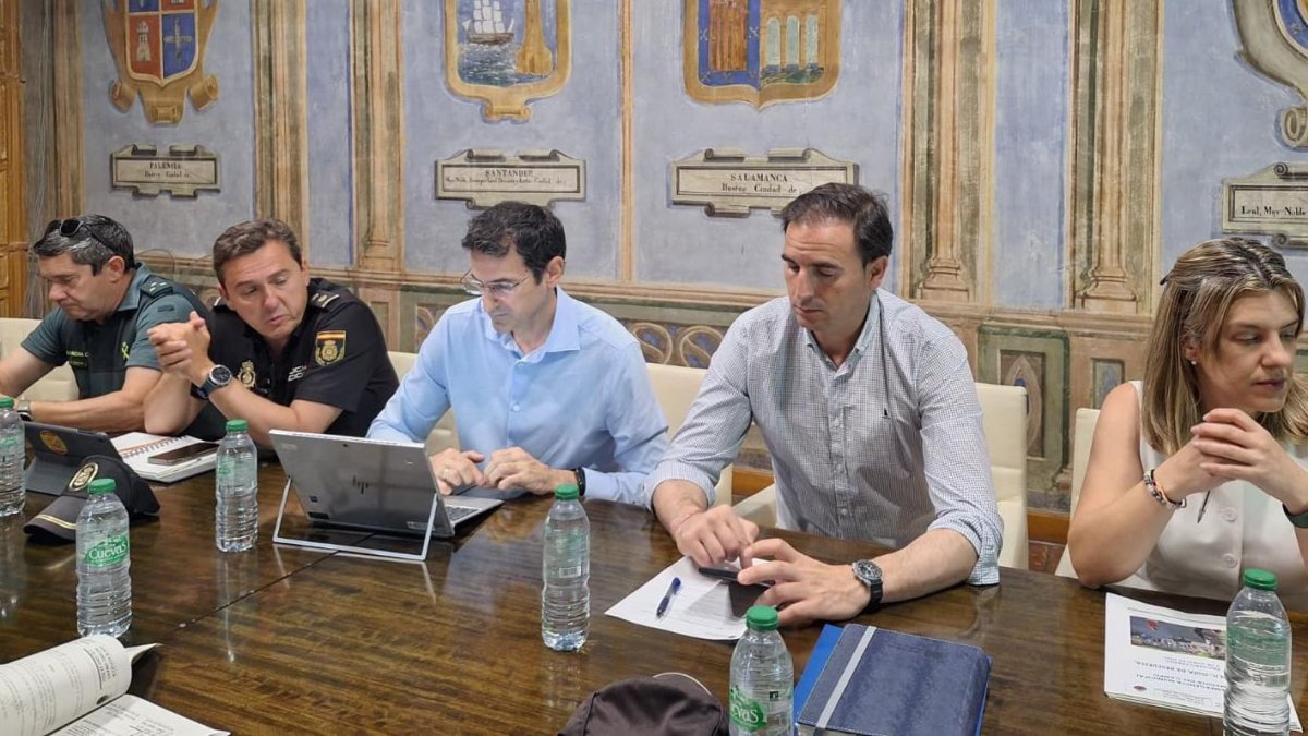 El secretario general de la Delegación del Gobierno en Castilla y León, Francisco Javier Pérez, y el alcalde, Guzmán Gómez, en la Junta local de Seguridad