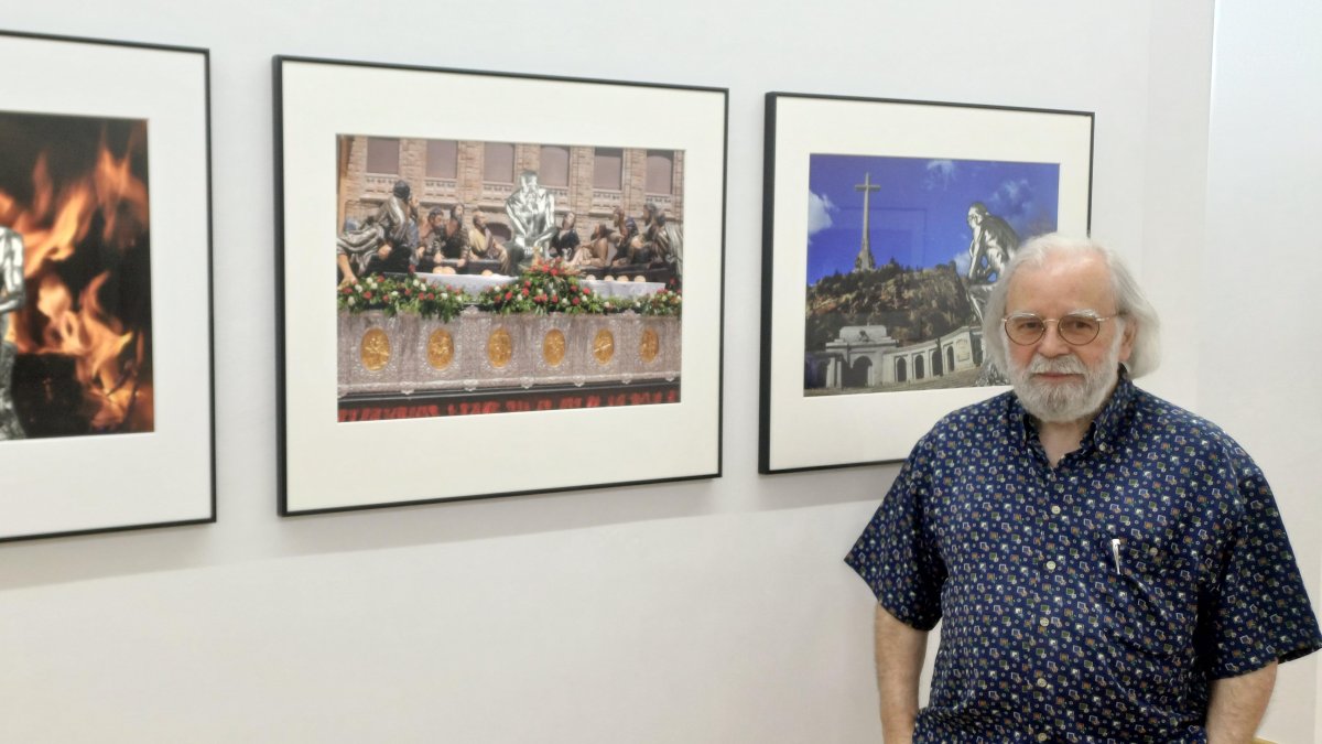 Rafael Pablos junto a tres de sus obras.