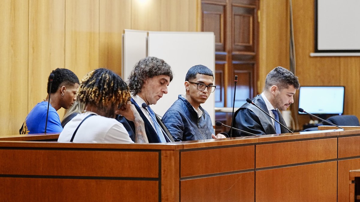 Juicio por homicidio en grado de tentativa de tres miembros de la banda latina ‘Trinitarios’ contra un seguidor de ‘Dominican Don’t Play’.