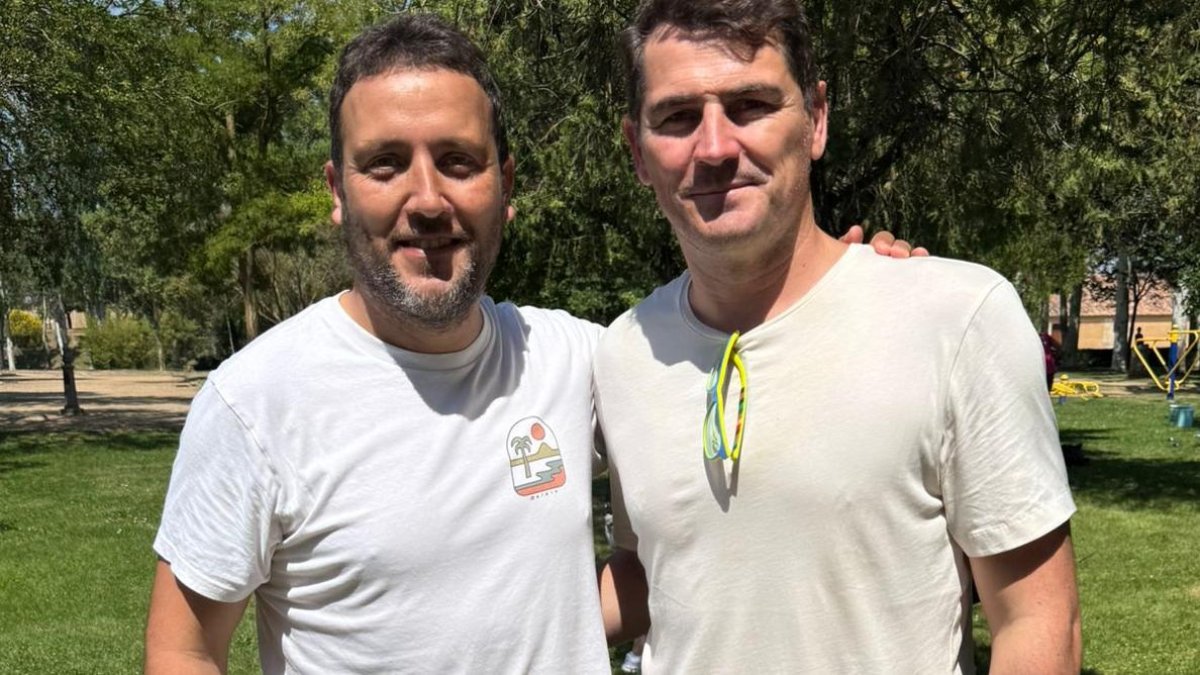 Iker Casillas con el concejal de Deportes de Medina de Rioseco