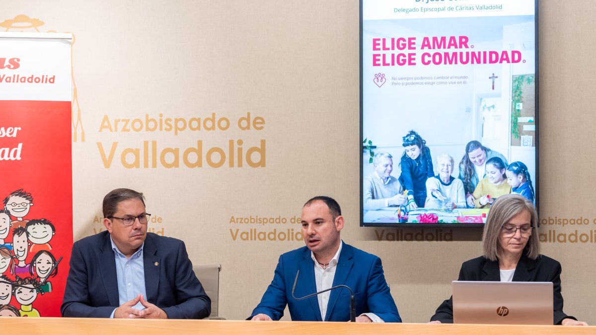 El director y el delegado episcopal de Cáritas Diocesana de Valladolid, Guenther Eduardo Boelhoff, y José Colinas, respectivamente, presentan la memoria de la entidad de 2025