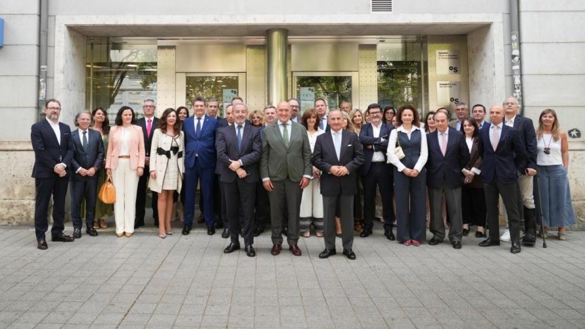 Banco Sabadell inaugura su nuevo modelo de oficina, un espacio que responde a las nuevas formas de relación con el cliente, tanto particular como empresa.