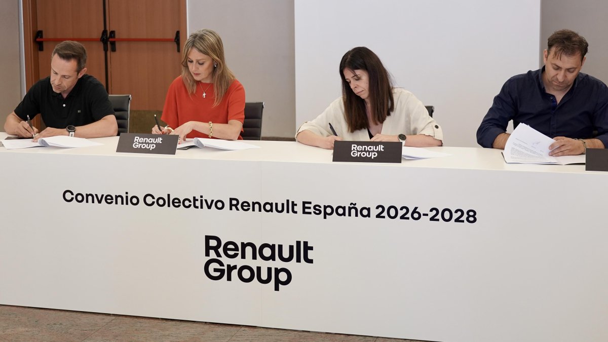 La Dirección de Renault España y las organizaciones sindicales en la firma del acuerdo de convenio colectivo 2026-2028