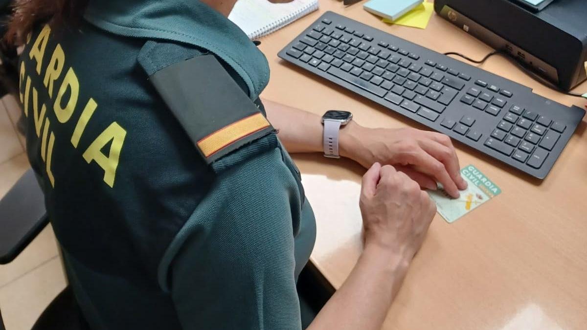 Una agente de la Guardia Civil con la documentación falsificada