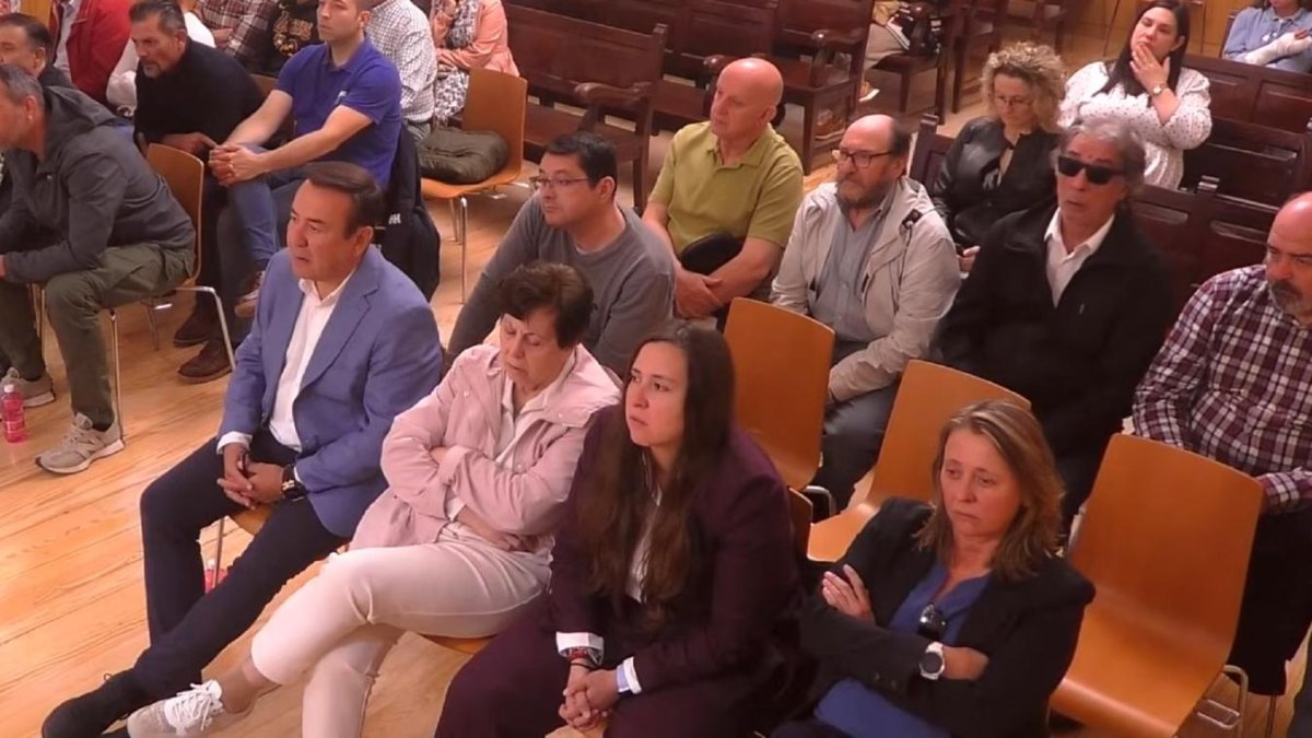 En primer término, la familia Morchón Vaquero, en una imagen del juicio que se está celebrando en la Audiencia de Valladolid.