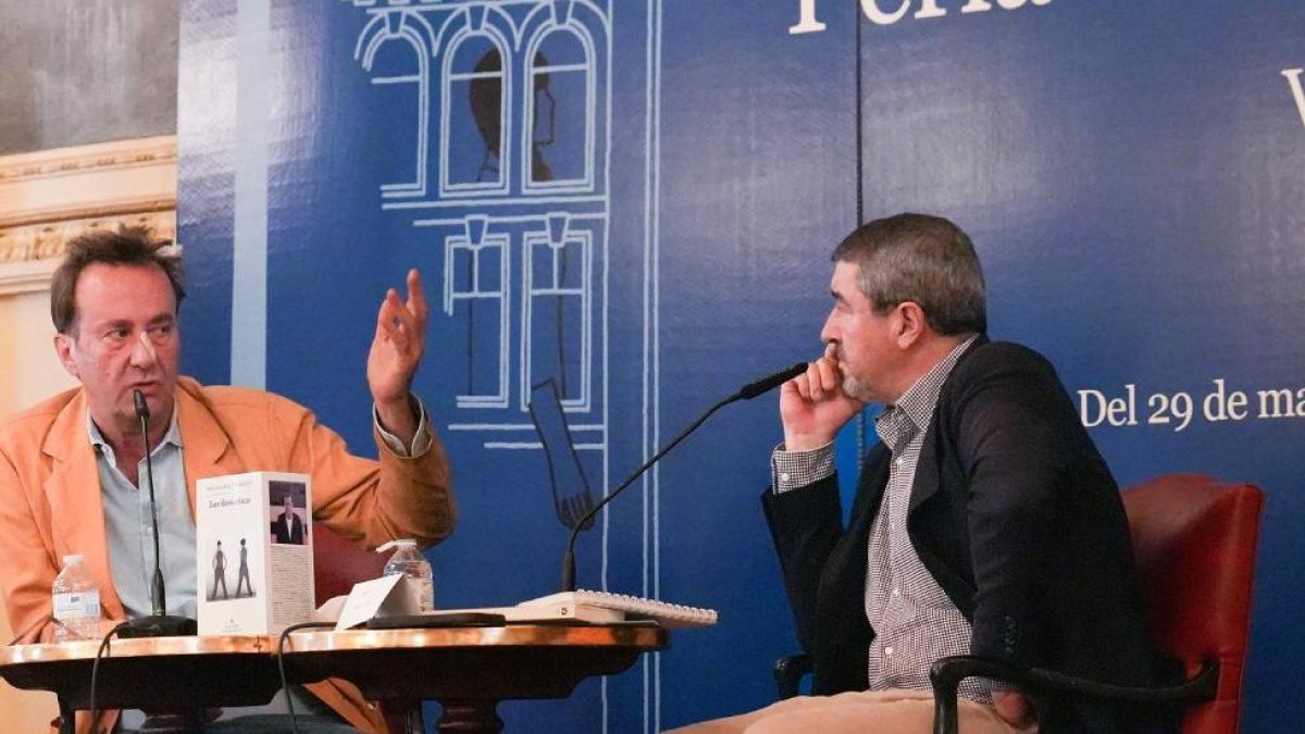 Marcos Giralt Torrente y Pablo R. Lago, ayer, en la presentación de ‘Los ilusionistas’ en la Feria del Libro.