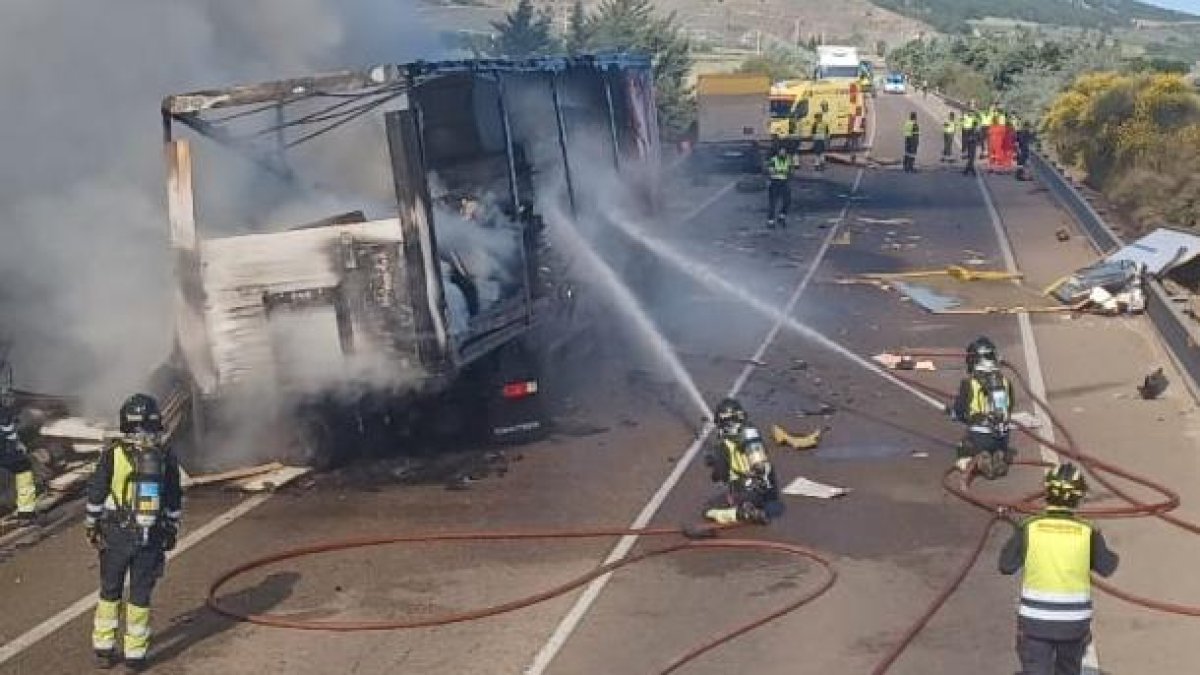 Camión en la N-122 ardiendo tras el accidente