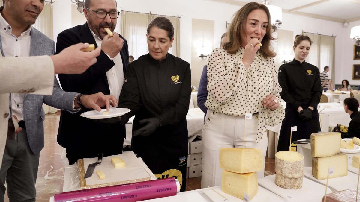 La consejera en funciones de Agricultura, Ganadería y Desarrollo Rural, María González Corral, asiste a la sesión de cata de los Cincho International ‘Cheese Awards 2026’