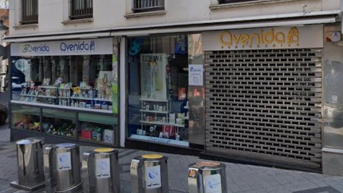 Una de las tiendas de Perfumerías Avenida, en la calle Bajada de la Libertad, aún sin la oficialidad de saber si sufrirá el ERE