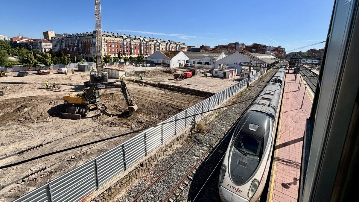 Máquina de pilotes para la obra de la ampliación de la estación de trenes Campo Grande de Valladolid.