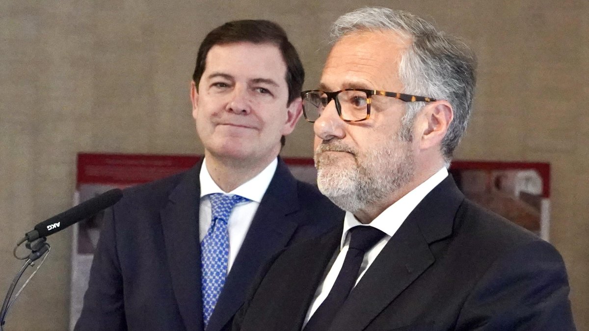 Alfonso Fernández Mañueco y Carlos Pollán, en la presentación del pacto en el hall de las Cortes.