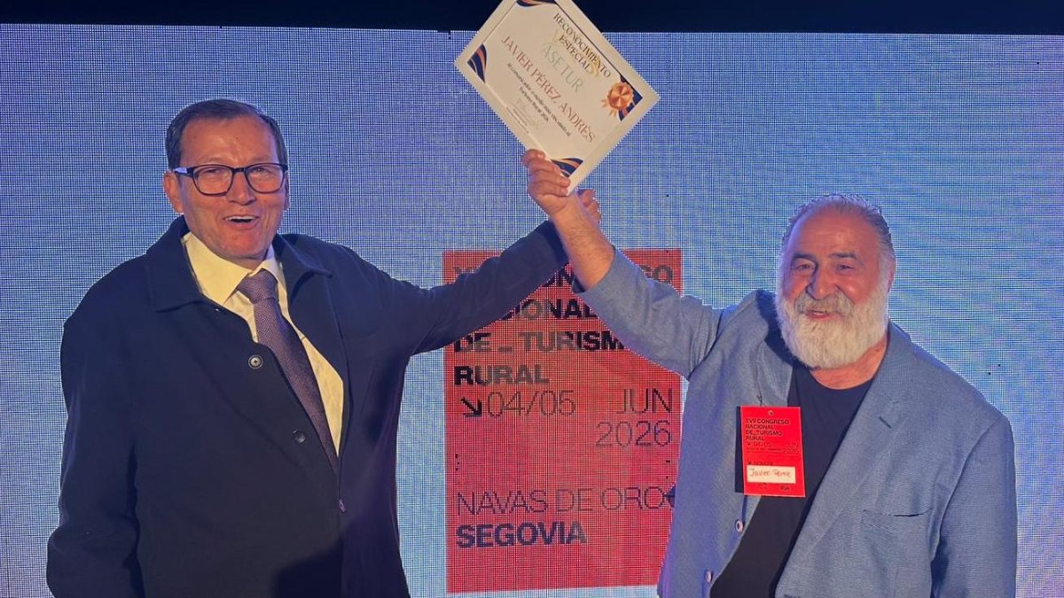 El director general de Turismo de la Junta, Ángel González, entrega el premio a Javier Pérez Andrés.