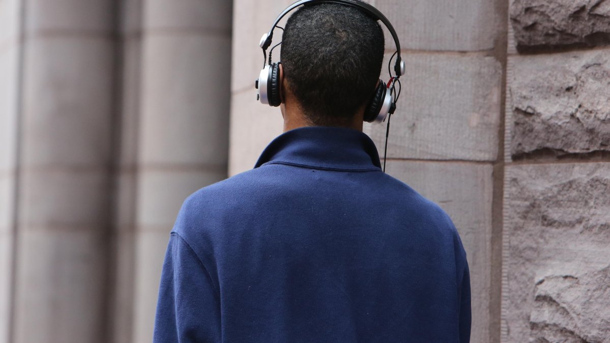 Una persona utilizando auriculares.