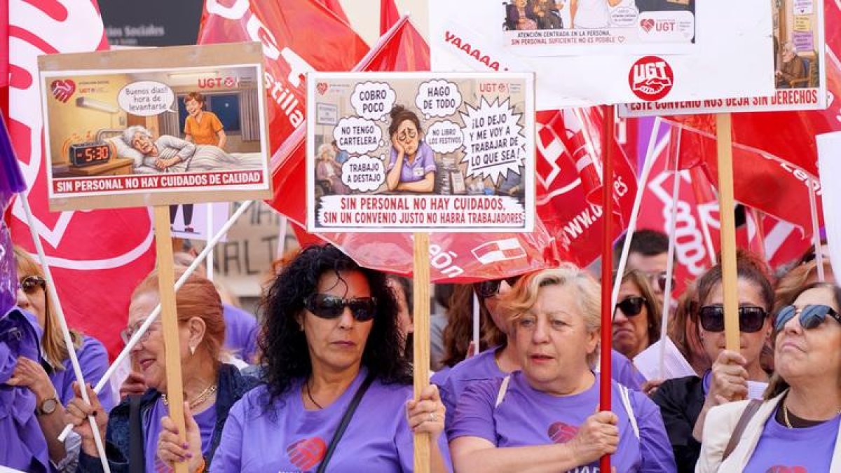 UGT Servicios Públicos Castilla y León se concentra para denunciar las condiciones del sector de la Dependencia.