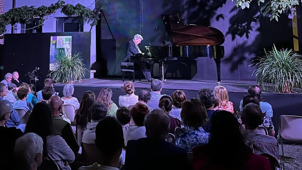 Un recital celebrado en el jardín romántico