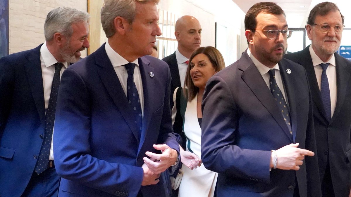 María José Sáenz de Buruaga (Cantabria), Jorge Azcón (Aragón), Alfonso Rueda (Galicia), Adrián Barbón (Asturias) y Mariano Rajoy, este jueves en la toma de posesión de Mañueco.