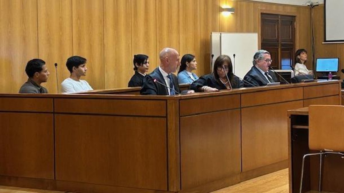 Los acusados de explotación sexual, en el banquillo durante la primera jornada del juicio en la Audiencia de Valladolid.