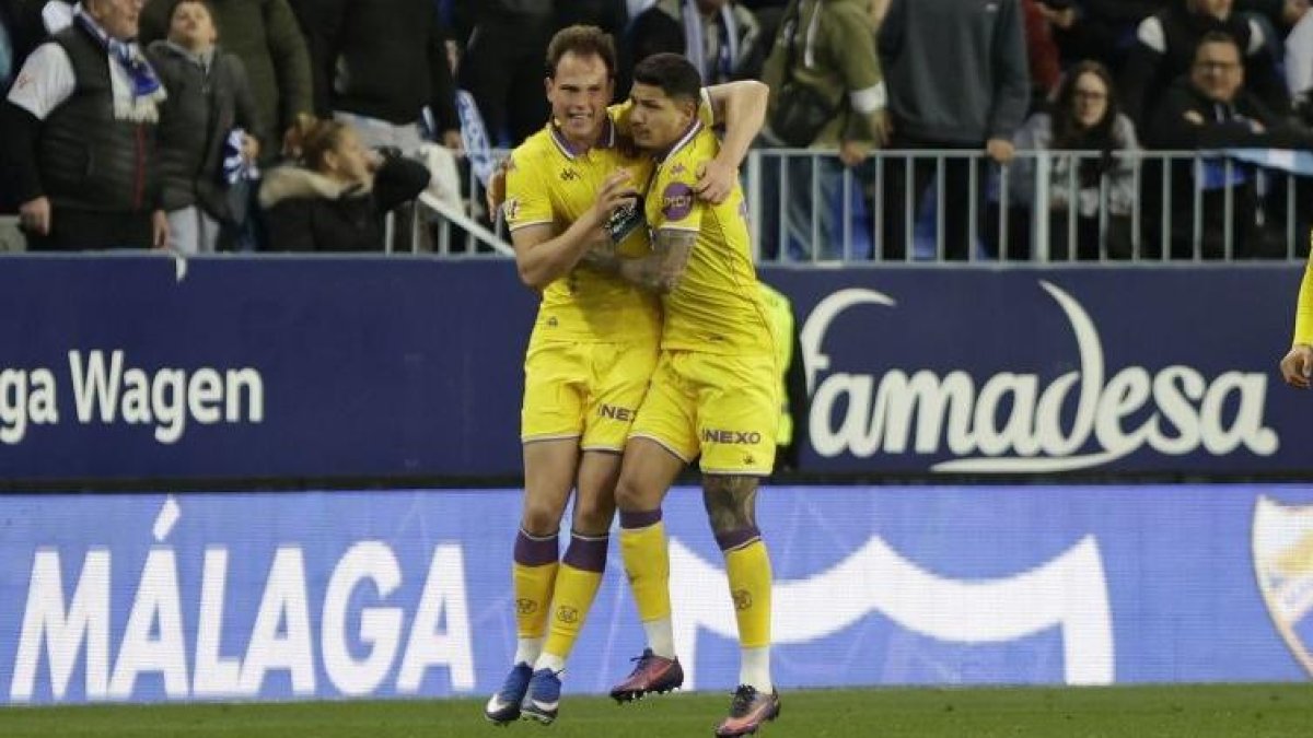 Latasa y Marcos André se abrazan tras marcar uno de los goles blanquivioleta en Málaga.