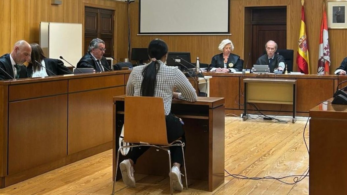 El juicio contra cuatro acusados de explotación sexual ha quedado visto para sentencia en la Audiencia de Valladolid. En la imagen, la principal acusada de espaldas.