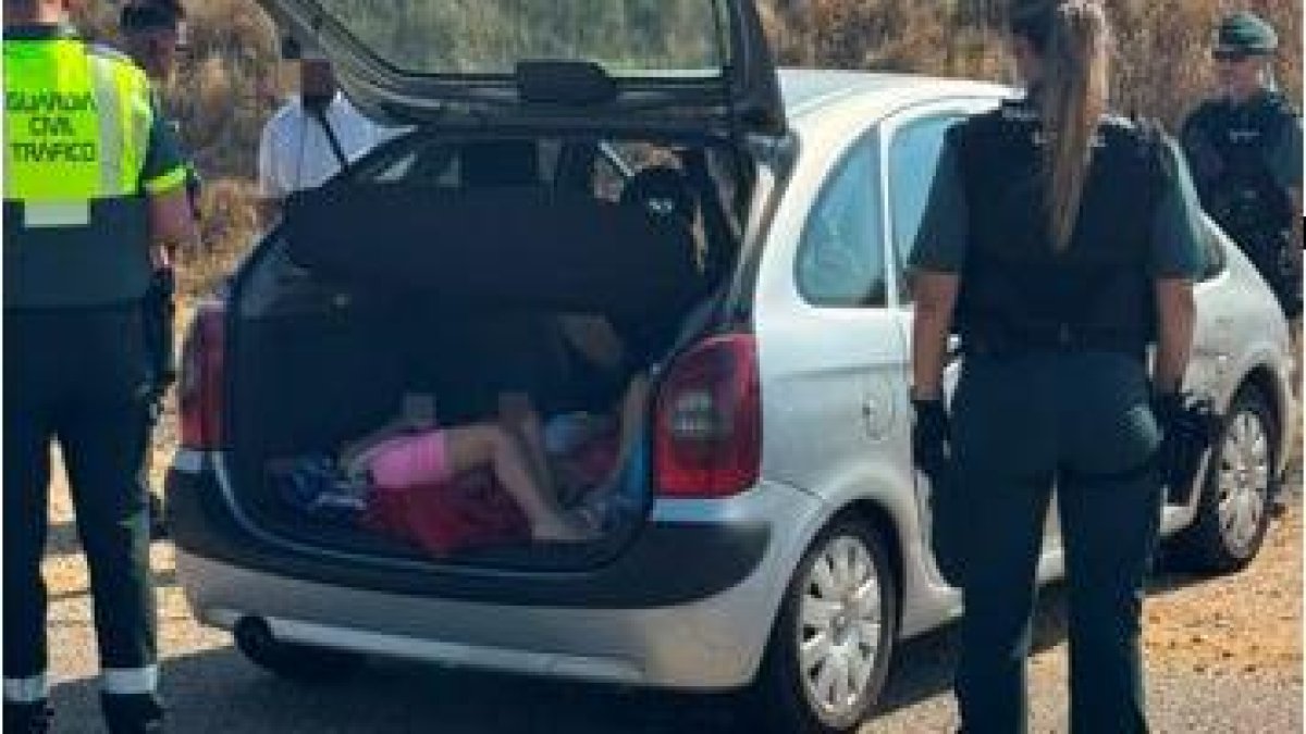 Imagen del lugar del suceso en el que se ve a las dos niñas en el interior del maletero