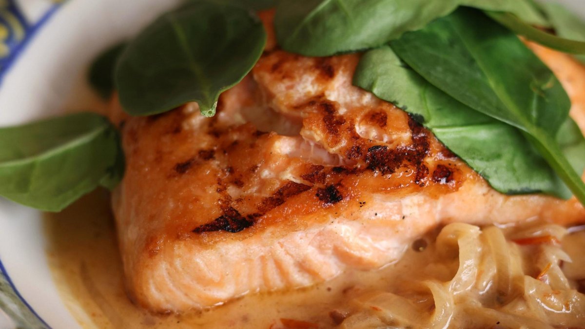Salmón con salsa de cebolla y bacón ahumado