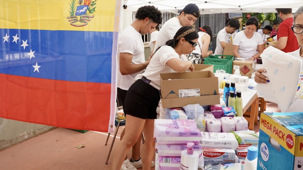 Varias personas participan en la recogida de alimentos, ropa y medicamento tras los terremotos de Venezuela.