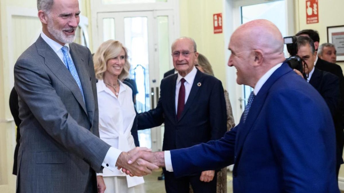 El Rey saluda al alcalde de Valladolid Jesús Julio Carnero.